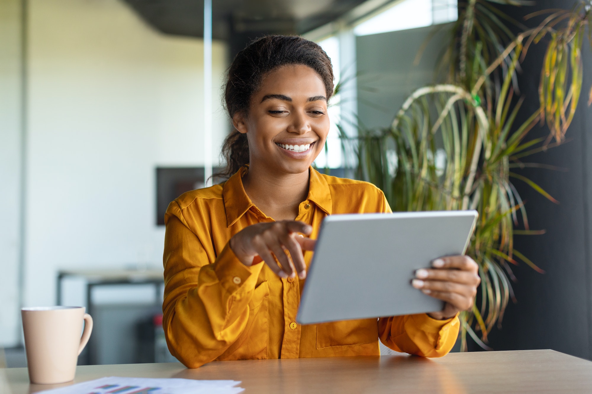 Inicio 2 modern technologies in business happy black businesswoman using modern digital tablet working