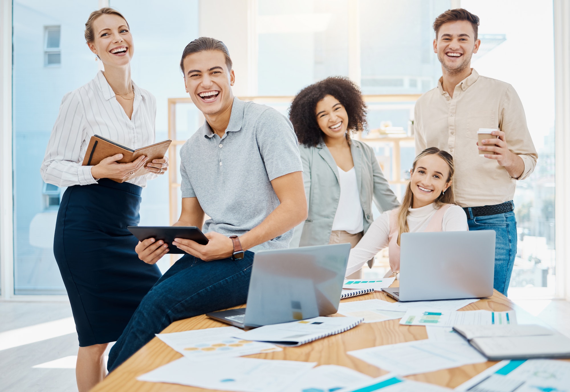 Inicio 7 project management digital marketing and collaboration team or business people with laptop notebo